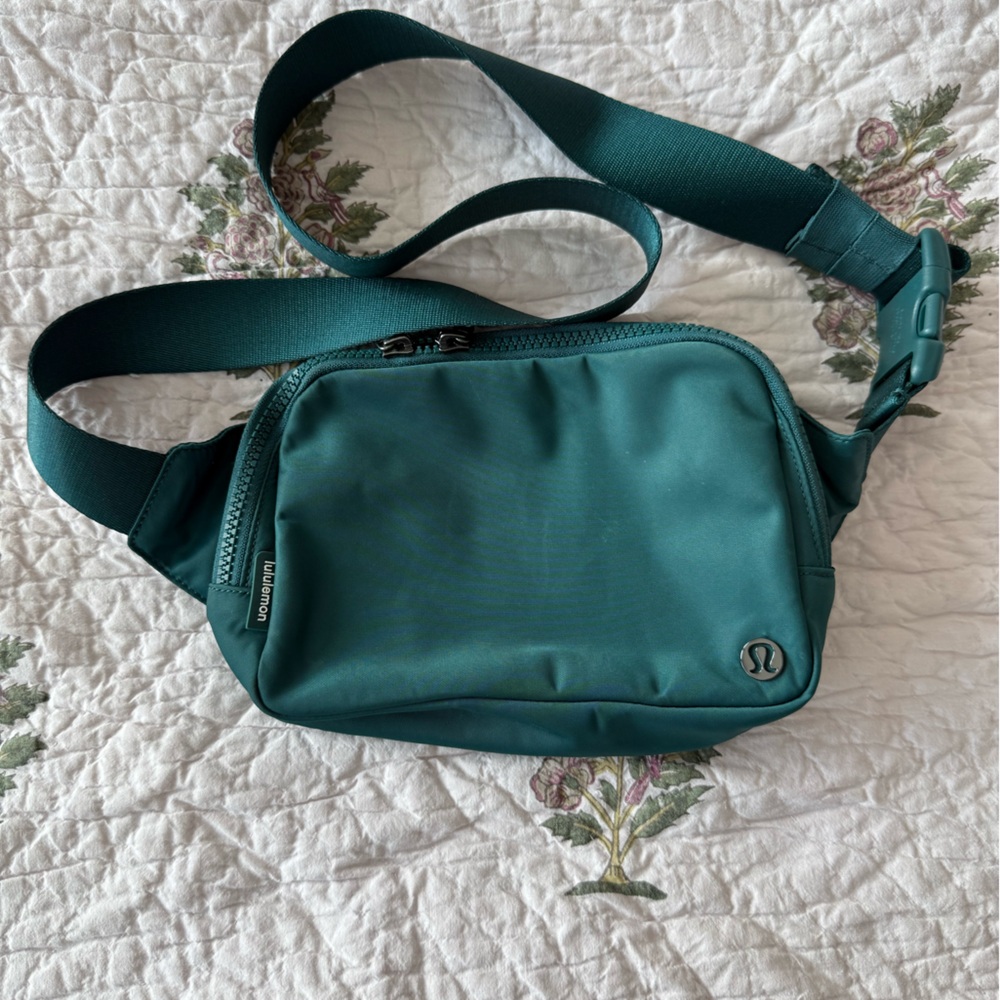 lululemon athletica Green Crossbody/belt Bag